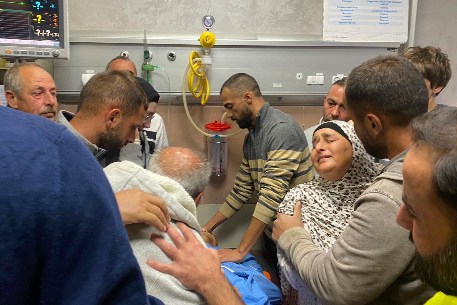 لحظة الإعلان عن استشهاد الشاب مصعب نفل (18 عاما) في مجمع فلسطين الطبي برام الله 